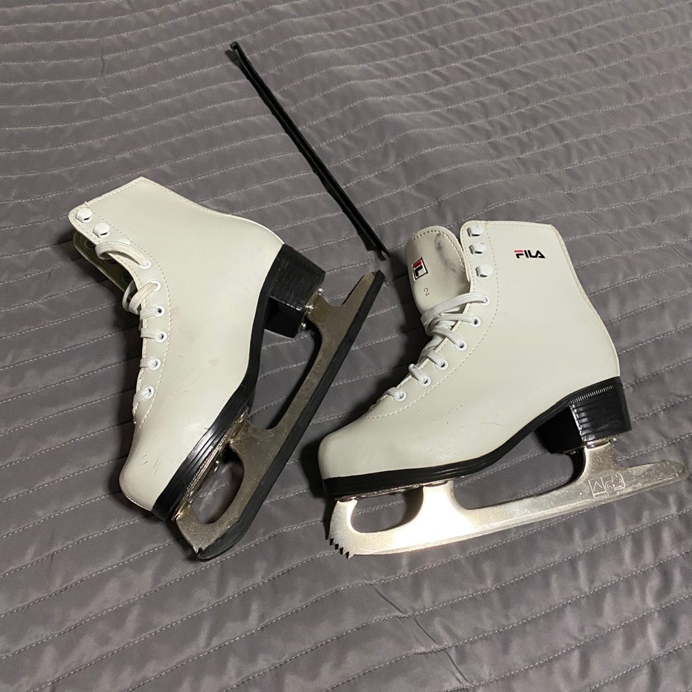 Brand new Fila ice skates. never used, it was wrong size .. enjoy